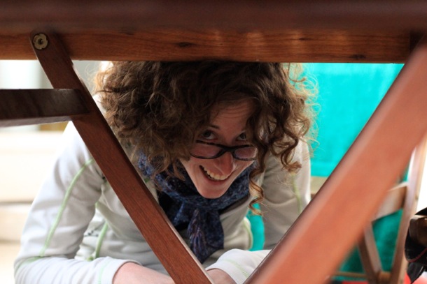 Julia under the table