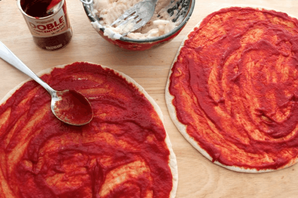 Animated gift of the process of making vegan pizza with eggplant, oregano and white bean paste Animated gift of the process of making vegan pizza with eggplant, oregano and white bean paste